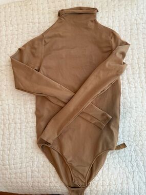 SKIMS Women's Compressice Camel Bodysuit